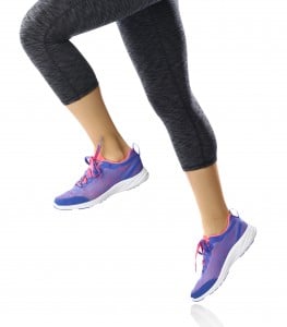 Walking shoe with arch support